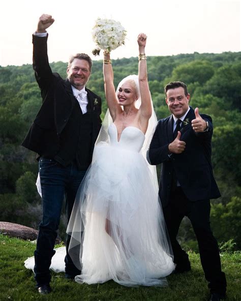 blake shelton wedding dresses.